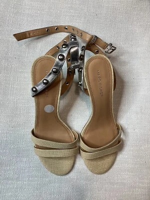 Sandalias de tacón Marc Fisher 8 doradas con tachuelas y tiras 8 plateadas  Foto 1 de 4