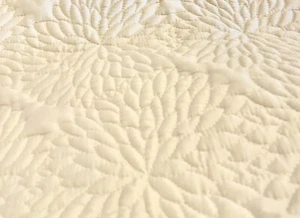DKNY Bedding Chrysanthemum Floral Creamy White King Size Quilt - Picture 1 of 6
