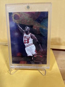 1997-98 MICHAEL JORDAN FLEER METAL UNIVERSE #23 FOIL SP RARO - Foto 1 di 4