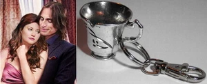 Once Upon a Time porte cles tasse de Belle OUAT chipped cup replica keychain - Foto 1 di 1