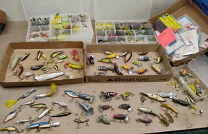 Lote de caja de aparejos señuelos de pesca vintage Jitterbugs, moscas secas, cucharas, gusanos de goma - Imagen 1 de 24