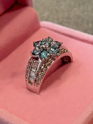 Anillo banda de diamantes y rubíes simulados de corte redondo de 2 quilates enchapado en oro blanco de 14 k Foto 1 de 4