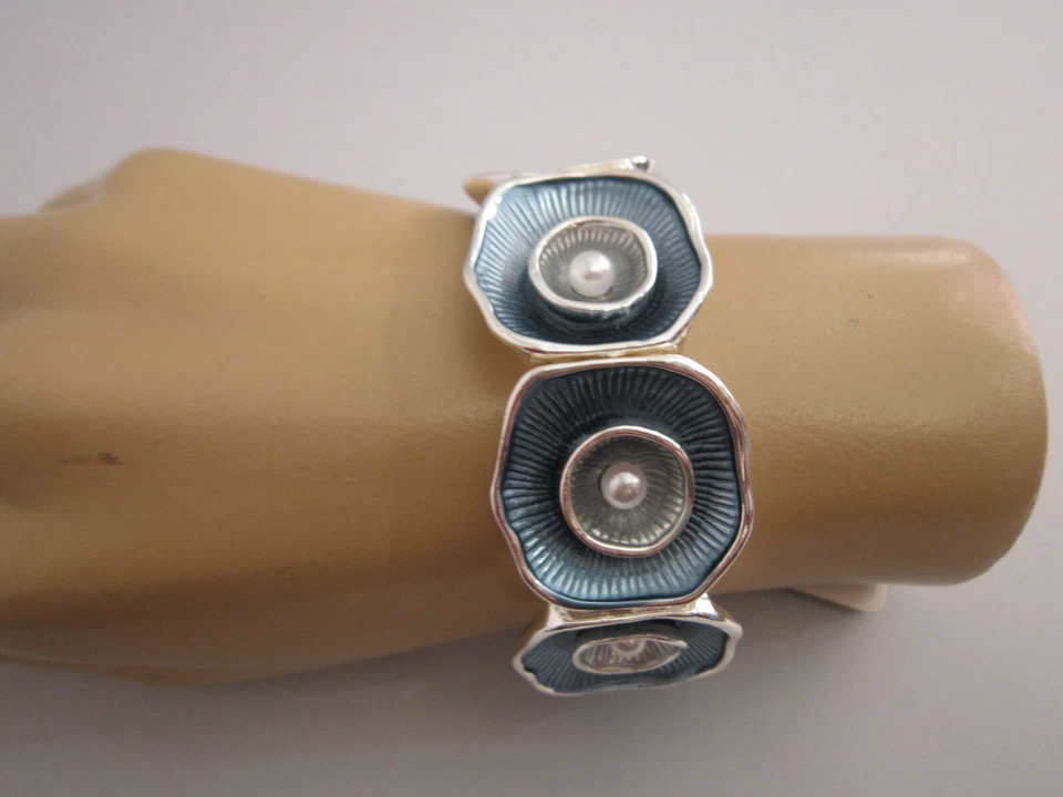 Damen Stretch Armband Armreif Dehnbar Silber Blau Weiss Seerosen Perle Alu Trend - Bild 1 von 3