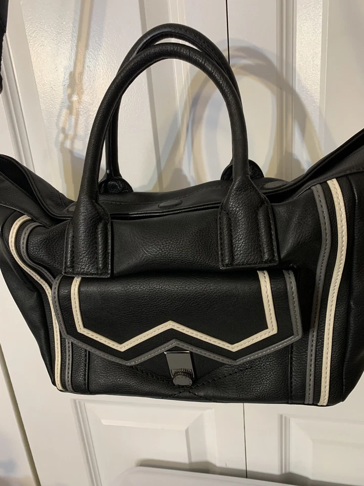 BCBGeneration beatutiful - средний сумка черный белый Messenger в полоску ремень - Изображение 1 из 4