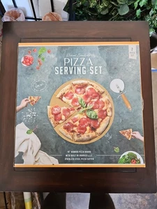 NUEVO Juego de dos piezas para servir pizza Kitchen Essentials incluye tabla y cortador de pizza - Imagen 1 de 2