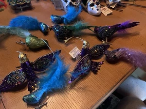 8 Vintage gefiederte Clip auf Vögel Pailletten bedeckt Weihnachtsschmuck - Bild 1 von 7