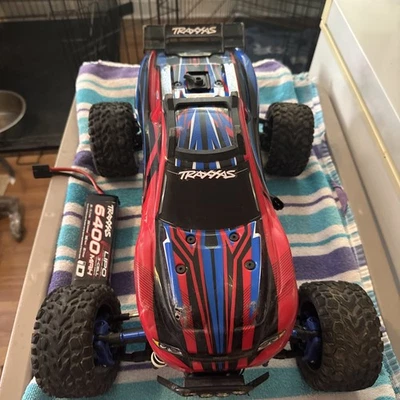 Camión de estadio Traxxas Rustler 4x4 VXL 1/10 RTR sin escobillas rojo y azul  Foto 1 de 4