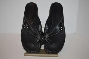 WOMEN'S CLARKS BLACK LEATHER SANDALS / FLIP FLOP WHITE TOP STITCHING - 8M - Picture 1 of 7