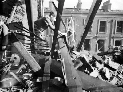 V4174 Niño Escombros Bandera del Reino Unido Londres Segunda Guerra Mundial Segunda Guerra Mundial Retro BW Decoración PÓSTER DE PARED IMPRESIÓN UK Foto 1 de 4