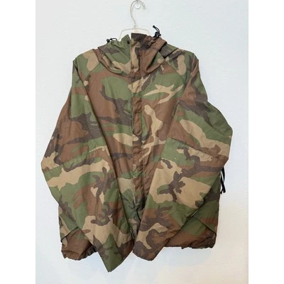 Chaqueta de Lluvia Zara Hombre Camuflada con Capucha Cintura Ajustable Axila Ventilación Grande  Foto 1 de 4