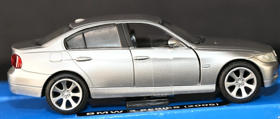 BMW Serie 3 2005 sedán plateado 1:32 diecast New-Ray como nuevo en caja Foto 1 de 4