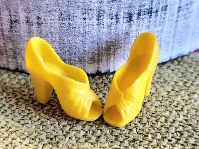 Antigo Boneca Mego CHER AMARELO biqueira aberta salto alto sapatos Farrah Fawcett amarelo - Imagem 1 de 4