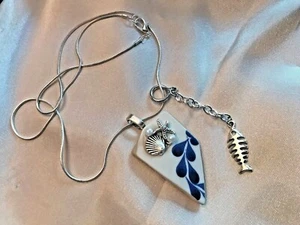 BLAU & WEISS KERAMIK KERAMIK SCHERBE ANHÄNGER HALSKETTE & SILBERFARBENE SCHLANGENKETTE - Bild 1 von 6