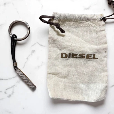 Llavero de Metal Diesel con Correa de Cuero Elegante Diseño Afilado Usado Foto 1 de 3