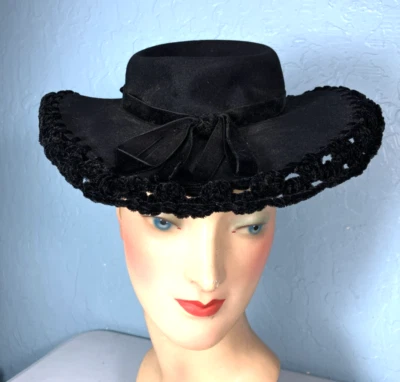 Sombrero inclinable Bonwit Teller vintage años 40 con ribete de ganchillo negro Foto 1 de 4