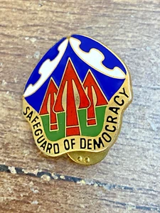 Spilla da bavero SALVAGUARDIA DELLA DEMOCRAZIA esercito USA insegna organizzativa militare - Foto 1 di 3