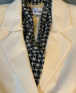 Le Suit 2-Piece Pant Suit w Matching Scarf, Size 12, Yellow Jacket with Blk Pant - Picture 1 of 4