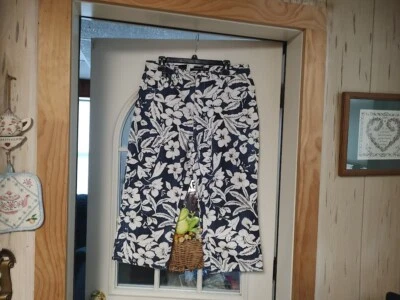 全新带标签 Bill Blass 牛仔裤完美贴合蓝色花朵低腰 Capri 女式 12 码 — 第 1/3 张图片