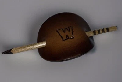 Suporte de cabelo rabo de cavalo de couro e madeira estampado design “W” feito à mão - Imagem 1 de 4