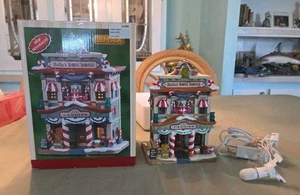 2019 LEMAX Christmas "BELLA’S BON BONS" #95509 beleuchtetes Gebäude mit Kordel - Bild 1 von 19