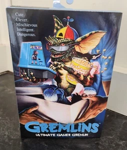 NECA Gremlins Ultimate Gamer Figura Gremlin (nuova) ESCLUSIVA GAMESTOP - Foto 1 di 6
