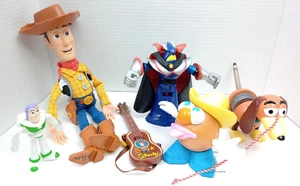 Disney Pixar Toy Story sprechender Woody 13-1/2" Zugschnur Puppe mit Hut & Freunden - Bild 1 von 17