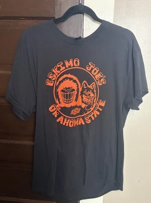 Camiseta Eskimo Joe’s Fan Cave Level Naranja OSU Grande Negra Oklahoma State 2020 Foto 1 de 4
