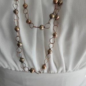 Collar de eslabones de cuentas con acento de cobre y latón hecho a mano, longitud de cuerda de 60", boho artesanal - Imagen 1 de 7