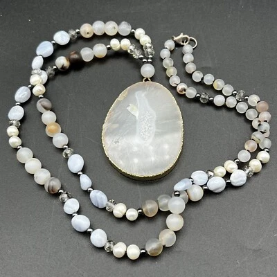 Collar con broche de ley colgante de losa de ágata y cristal de piedras preciosas blancas con cierre de ágata Foto 1 de 4