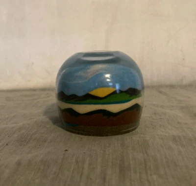 Pisapapeles vintage Rainbow Way LTD diseño lleno de arena en capas 3" Montañas Pájaro Foto 1 de 4