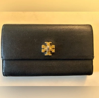 Cartera Sobre Tory Burch Kira Cuero Guijarro Negro Cierre con Solapa Foto 1 de 4