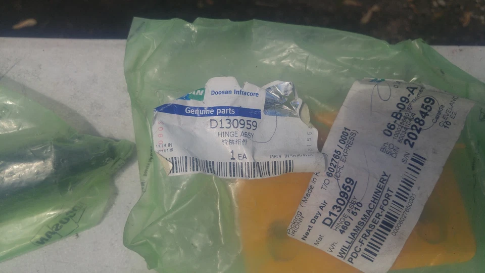 New Doosan D130959 Hinge assembly - Image 1 of 1