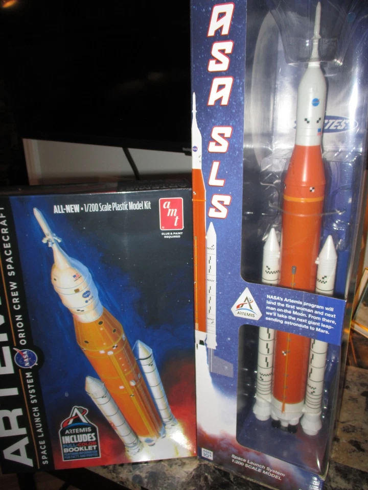 (2) NASA SLS/ARTEMIS ROCKETS-ESTES #2206-FLYING ROCKET & AMT MODEL KIT #1423~NEW - Image 1 of 4