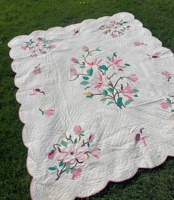 Hermosa manta acolchada con apliques de algodón vintage con retazos de flor de cerezo Foto 1 de 4