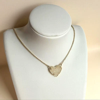 ✨ Nuevo con etiquetas Collar Corazón Elisa Ari Chapado en Oro Latón Iridiscente Blanco Drusy Colgante Foto 1 de 2