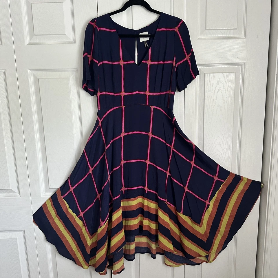 Vestido HD In Paris Anthropologie para mujer 6 ventanas a cuadros a rayas ajuste midi acampanado Foto 1 de 4