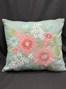 Almohada de cristal marino floral bordada Pier 1 Imports. 16x18 - Imagen 1 de 10