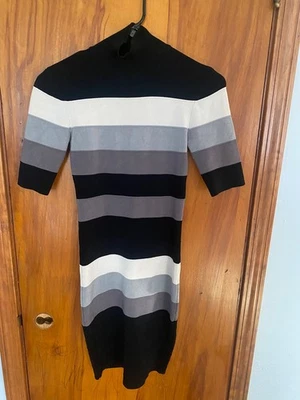 Mujer BEBE Vestido Pequeño Cuello Alto, Corte Espalda Negro SND Gris Foto 1 de 4