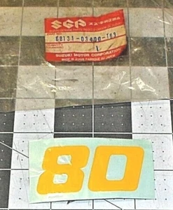 SUZUKI RM80 68131-03400 PANEL STICKER NOS 1 QUANTITY VINTAGE OEM FREE SHIPPING - Foto 1 di 1