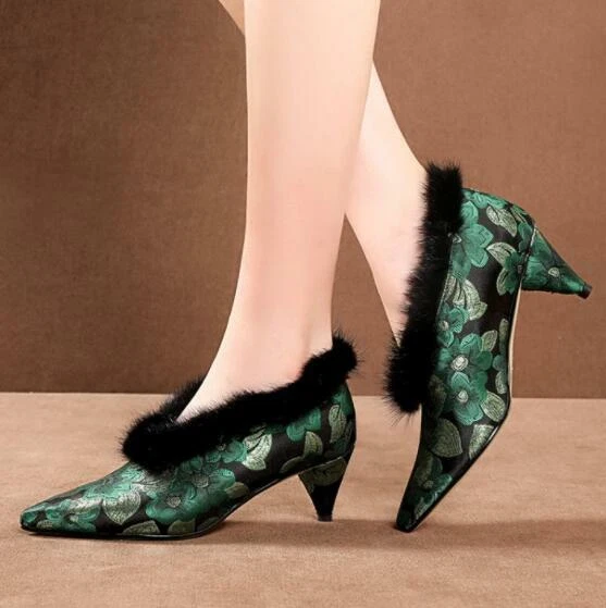 Zapatos de salón para mujer Cheongsam bordados en punta boca en V botas al tobillo zapatos de piel Foto 1 de 4