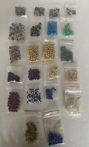 22 Päckchen Perlen / Konvolut Schmuck mehrere Farben und Größen - Bild 1 von 9