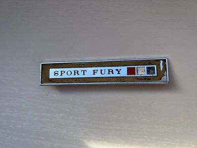 1965 PLYMOUTH SPORT FURY ДВЕРИ ПАНЕЛИ ЭМБЛЕМА OEM # 2572459 - Изображение 1 из 4