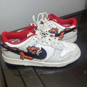 🔥Nike Dunk Low Year Of The Dragon GirlsYouth Size 7 Y 6 FZ5528-101 - Picture 1 of 7