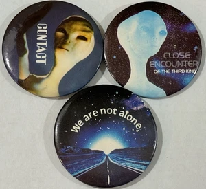 Vintage Close Encounter of the Third Kind We are Not Alone 3 Pinback Buttons - Bild 1 von 6