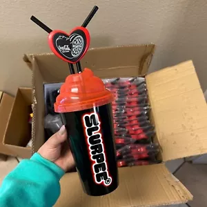 Tazza Coca-Cola Slurpee in plastica con doppio coperchio a forma di cuore 16 oz da collezione - Foto 1 di 2