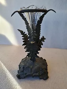 Antike Gusseisen Farnblatt Vase und Kristallglas Einsatz - Bronze? - Bild 1 von 7