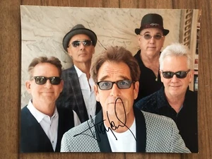 HUEY LEWIS AND THE NEWS foto firmada de 10x8 pulgadas. Certificado de autenticidad. - Imagen 1 de 4