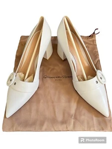 Nuevo Gianvito Rossi Bomba Tacón Bloque Blanco Hebilla Talla 39 1/2 Hecho en Italia $975 - Imagen 1 de 7