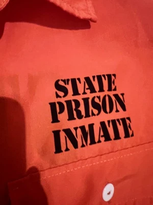 Camisa abotonada de preso de Halloween Foto 1 de 3