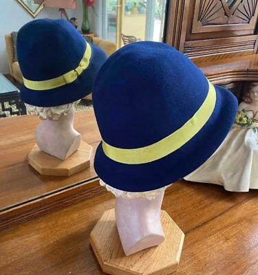 Sombrero de cubo de lana Cloche cinta de grosgrain para mujer 22" azul marino y arco Chartreuse Foto 1 de 4